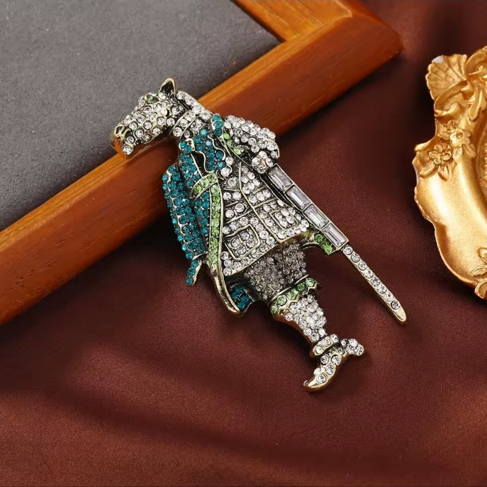 Multicolor Knight Brooch - Picture 5 of 5